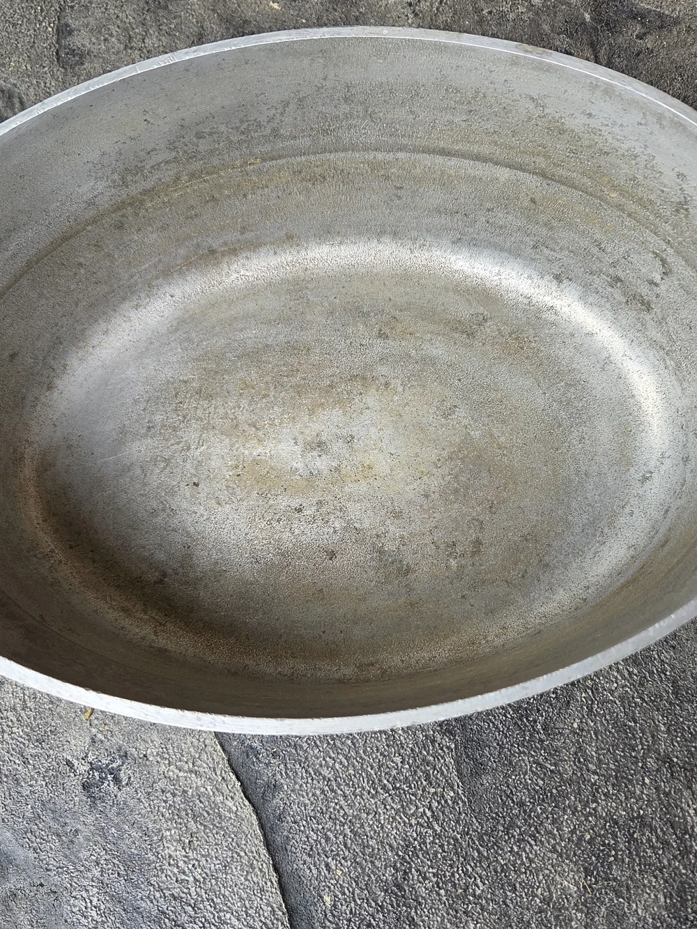 15 Inch Cast Hammered Aluminum Dutch Oven with Lid - Silver